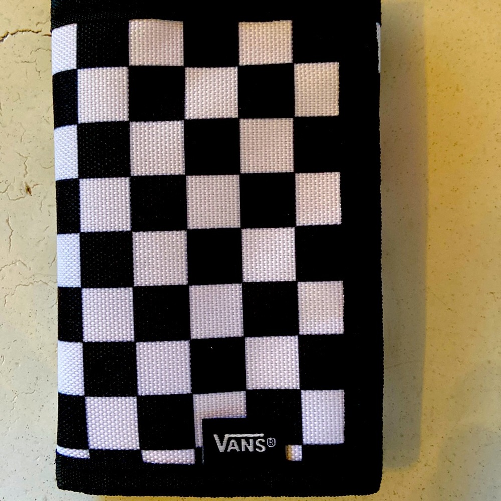 Vans velcro checkered wallet. Never used. Excellent condition.